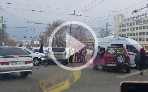Видео: в Кирове произошло массовое ДТП с участием машины скорой помощи