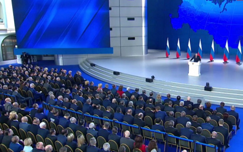 "Пособия увеличить, свалки сократить": главное из послания президента Федеральному собранию