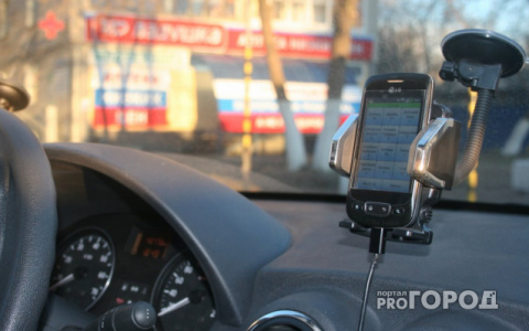 Проверка слухов: в Котельниче берут 30 рублей за открытие багажника в такси