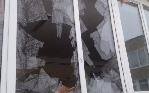 В Кирове мужчина разбил окно в магазине, чтобы забрать забытые им вещи