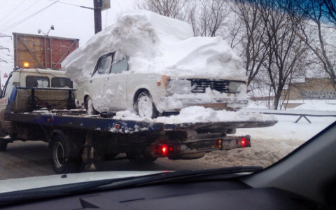 В ГИБДД рассказали, почему в Кирове не справляются с эвакуацией "подснежников" с обочин