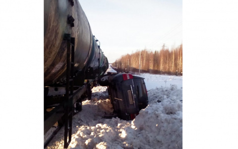В Кировской области поезд влетел в автомобиль на рельсах