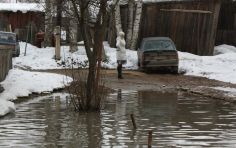 В администрации Кирова рассказали, в каких районах сделают наплавные тротуары в период паводка