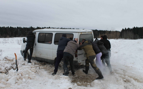 На дороге Киров-Русское машины проваливаются колесами под толстый слой льда