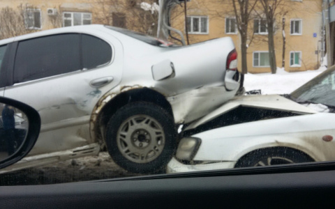 В Кирове водитель «восьмерки» спровоцировал массовое нестандартное ДТП