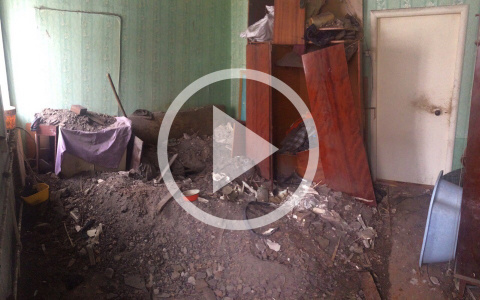 В Кирове пенсионер живет в квартире с обвалившимся потолком: две недели УК бездействует