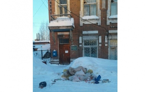 Неизвестный оставил мусор около здания администрации в Кировской области