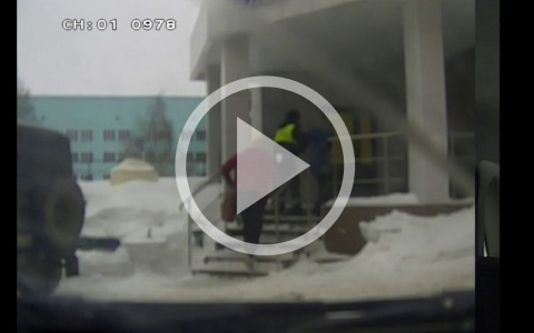 Полицейские помогли кировчанке, у которой на трассе начались роды