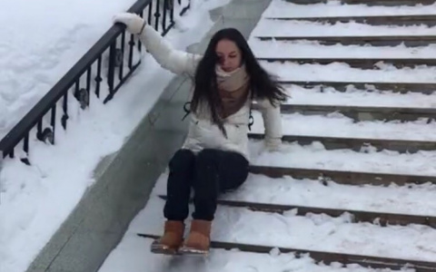 Видео: девушка скатилась с лестниц в Александровском парке, как с горки