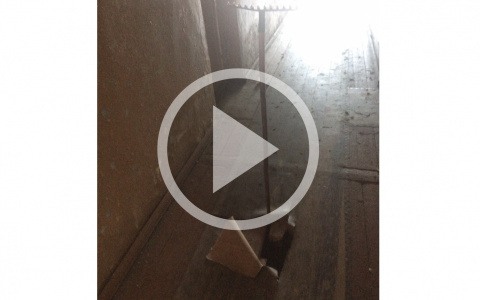 Сотрудники администрации поселка Торфяной обозначили дыру в полу, воткнув грабли