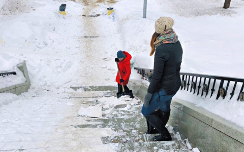 "На обеде пошли и почистили лестницу": как кировчане борются со снегом в городе