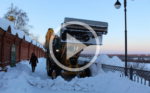 В Александровском саду очистили от снега ступеньки после того, как по ним прокатилась девушка