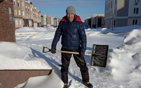 "Кто нас спасет от снега и града": кировский дворник написал песню