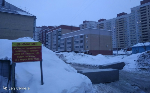 Устали дышать пылью и слышать рев машин: жильцы нового микрорайона перекрыли объезд пробки на Ленина