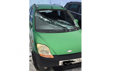 Лобовое стекло разбито вдребезги: в Кирове от снежных лавин с крыш пострадали два автомобиля