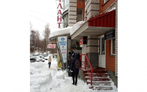 Очевидцы: «В центре Кирова женщину полностью накрыло снежной лавиной»