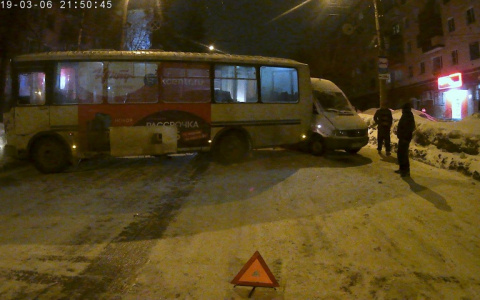 Вечером в Кирове произошли две серьезные аварии с участием автобусов