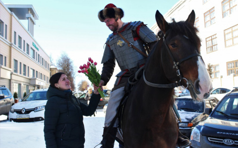 Фоторепортаж: в центре Кирова воевода на коне поздравил девушек с 8 Марта