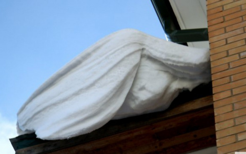 В Кирове за падение снега с крыши на ребенка наказали руководство школы