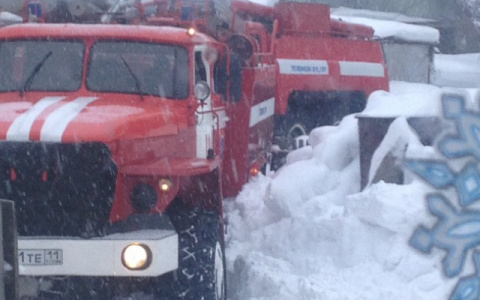 В Кировской области две пожарные машины застряли в снегу