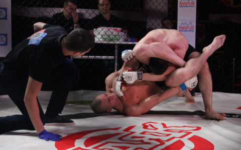 В Кирове прошли жесткие бои по правилам ММА в клетке