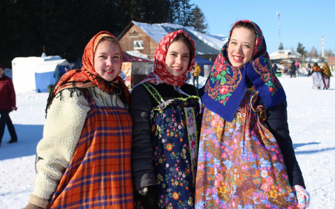 Весело, дружно и вкусно: в Кирове прошли масленичные гуляния