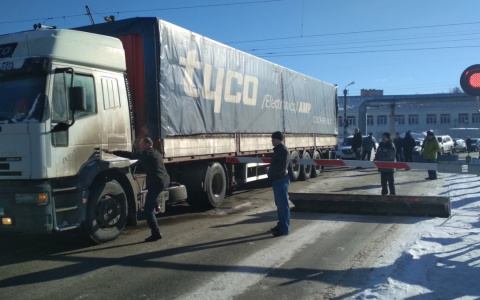На одном из переездов в Кирове застрял большегруз