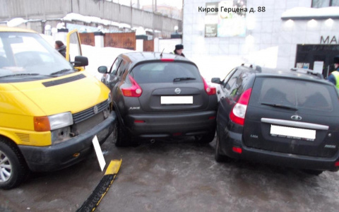 В Кирове автомобиль сбил водителя и спровоцировал тройное ДТП