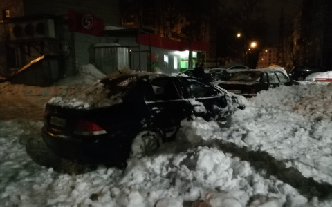 В Кирове снег сошел на три машины, от удара одну из них откинуло на три метра