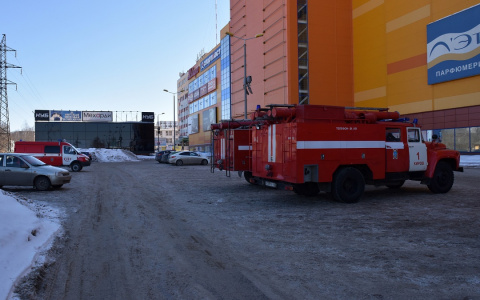 "Люди не могли получить одежду и выходили на улицу в футболках": посетители и директор ТЦ об эвакуации из  "Jam Молл"