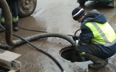 "Повсюду лужи": в Кирове начали чистить ливневые канализации горячей водой