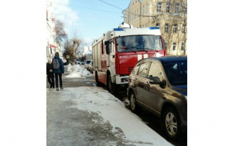 В центре Кирова перекрыт въезд во двор: на месте работают оперативные службы