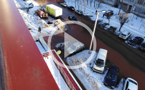 "Затопило всю улицу": в Кирове устраняют последствия аварии