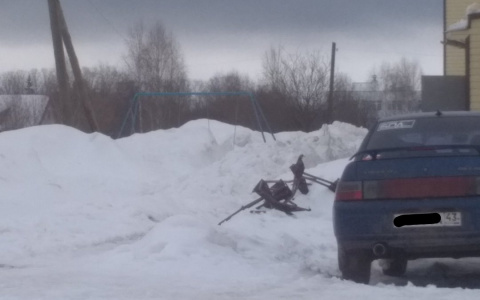 Что обсуждают в Кирове: снег сошел на коляску и сравнение зарплат инкассаторов