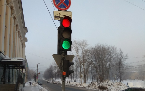 Из-за сломанного светофора в центре Кирова произошло ДТП