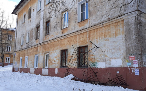 В Кирове снег с крыши дома почистили вместе  с антеннами и снегозадержателями