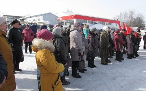 "О сырости мусорной реформы и завышенности тарифов": как прошел митинг в Кировской области