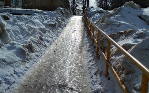 "На моих глазах упала бабушка": кировчане жалуются на скользкие тротуары в городе