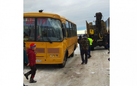 В Кировской области столкнулись автобус для детей и лесовоз: есть пострадавшие