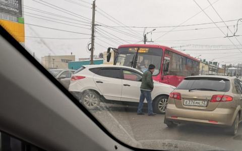 Видео: утром у ТЦ «Баско» автобус с пассажирами протаранил кроссовер