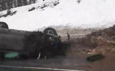 Видео: в Юрьянском районе на трассе перевернулся "Мерседес"