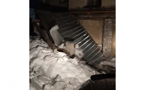 В Кирове из-за упавшей ледяной глыбы обрушились опоры и козырек подъезда