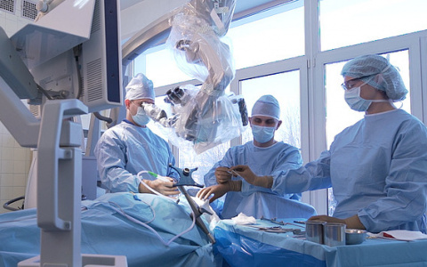 В Кировской областной больнице провели 25 операций на позвоночнике с применением эндоскопической технологии