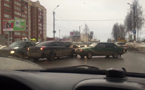 В Кирове на Ленина из-за ДТП образовалась 7-километровая пробка