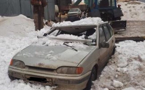 В Кирове снова под снегом раздавило машину