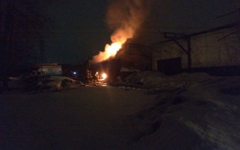 Ночью в Кирове произошел сильный пожар
