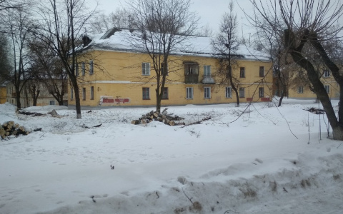 В Кирове вырубили деревья в сквере у завода ОЦМ