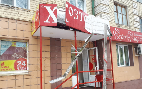 В Кирове снежной лавиной с крыш домов уничтожило еще несколько козырьков