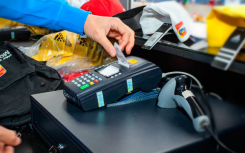 В начале лета Сбербанк запустит услугу снятия наличных в кассах магазина