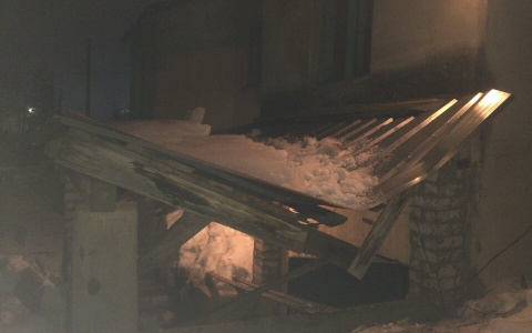 В Кирове на Комсомольской ледяная глыба проломила козырек еще одного подъезда